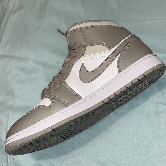 Brand new Air Jordan 1 Mid ‘College Grey’ - Picture 2 of 4